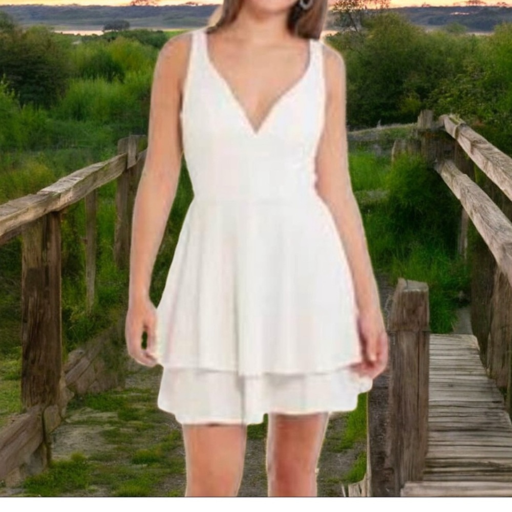 Emerald Sundae White Fit and Flare V-Neck Sundress size m